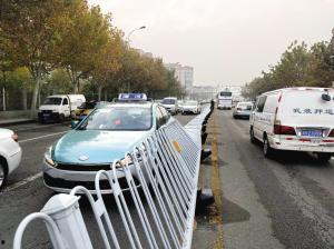 女子挂护栏吃瓜,意外成为街头焦点