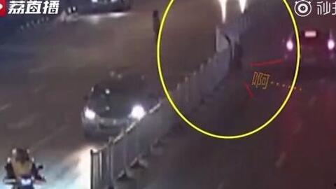 护栏男女吃瓜,吃瓜群众视角下的社会百态