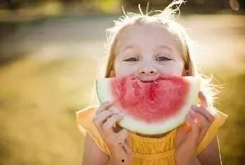 小孩吃糖吃瓜怎么办,小孩吃糖吃瓜的应对策略