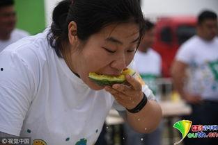 南京河西吃瓜,夏日街头“吃瓜”盛况一瞥