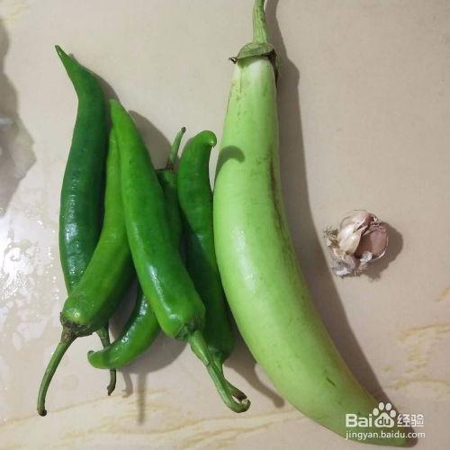 扯辣子茄子吃瓜,辣味茄子与清凉瓜果的夏日美味碰撞